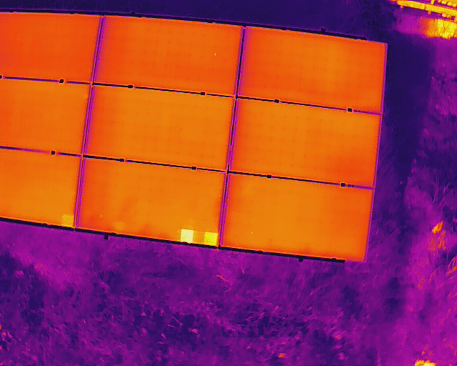 Przegląd paneli fotowoltaicznych dronem z termowizją Gdynia Gdańsk